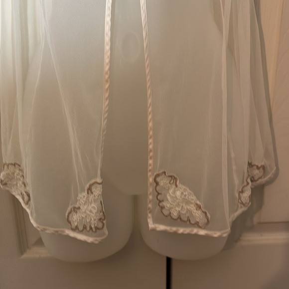 Victoria's Secret Cream Semi Sheer Padded Cup Open Front Lace Trim Cami Top 34B - Picture 9 of 16